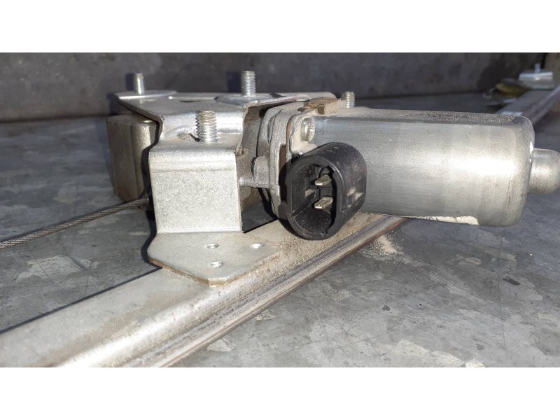 Recambio de elevalunas delantero derecho para opel vivaro referencia OEM IAM 7700311821 ELECTRICO CON MOTOR