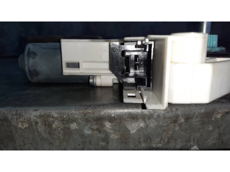 Recambio de motor elevalunas delantero derecho para audi a4 berlina (8w2) referencia OEM IAM 8K0959802A  