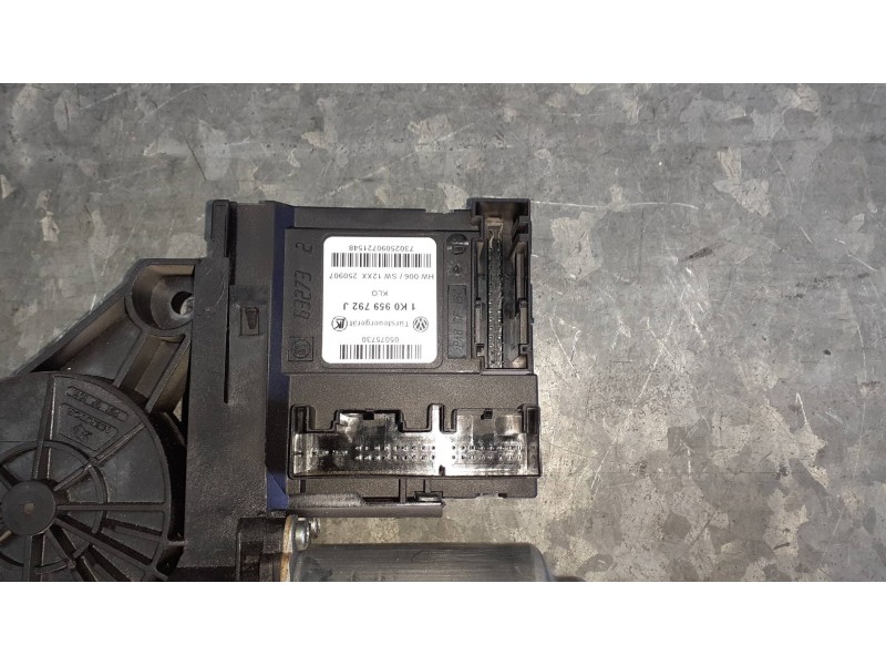 Recambio de motor elevalunas delantero derecho para volkswagen caddy ka/kb (2k) referencia OEM IAM 1K0959792J  1T0959702D