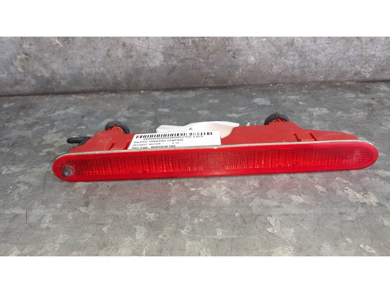 Recambio de piloto trasero central para peugeot rifter referencia OEM IAM 9682830180  2 PINES