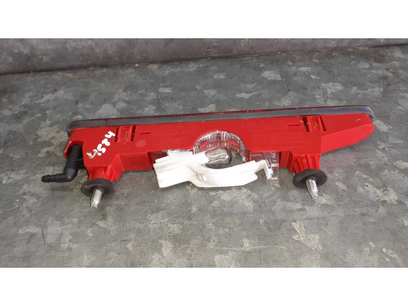 Recambio de piloto trasero central para peugeot rifter referencia OEM IAM 9682830180  2 PINES