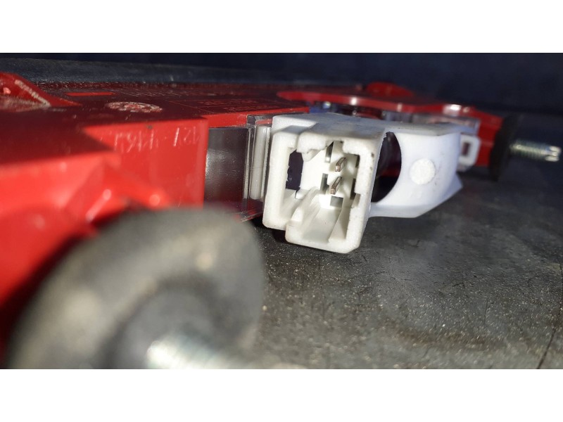 Recambio de piloto trasero central para peugeot rifter referencia OEM IAM 9682830180  2 PINES