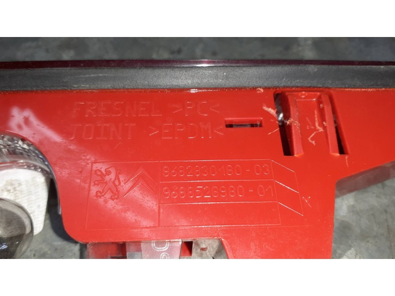 Recambio de piloto trasero central para peugeot rifter referencia OEM IAM 9682830180  2 PINES