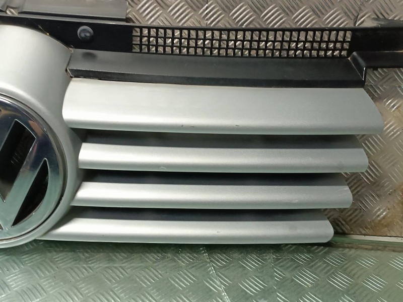 Recambio de rejilla delantera para volkswagen bora berlina (1j2) conceptline referencia OEM IAM 1J5853655C  