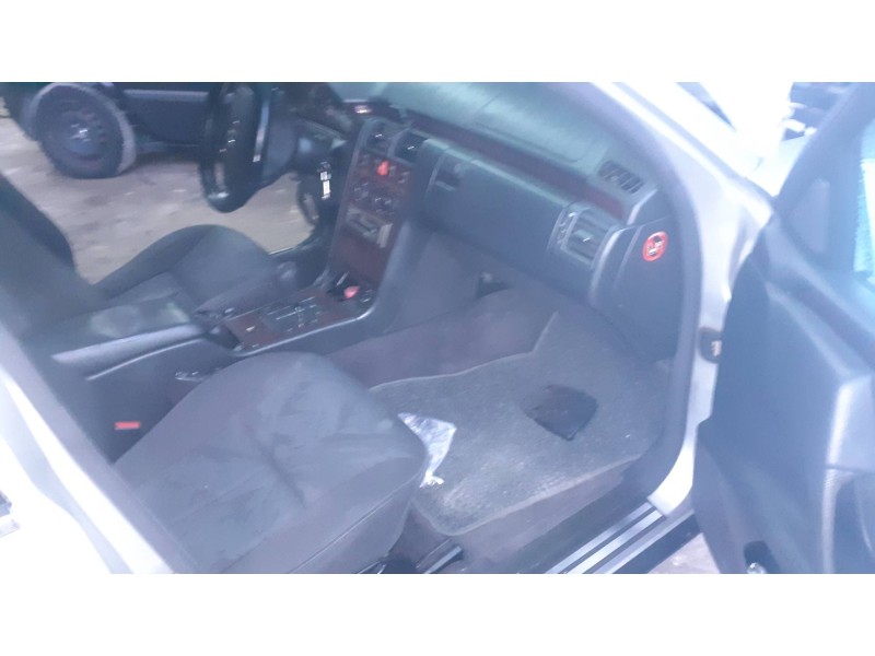 mercedes-benz clase e (w210) berlina del año 2002