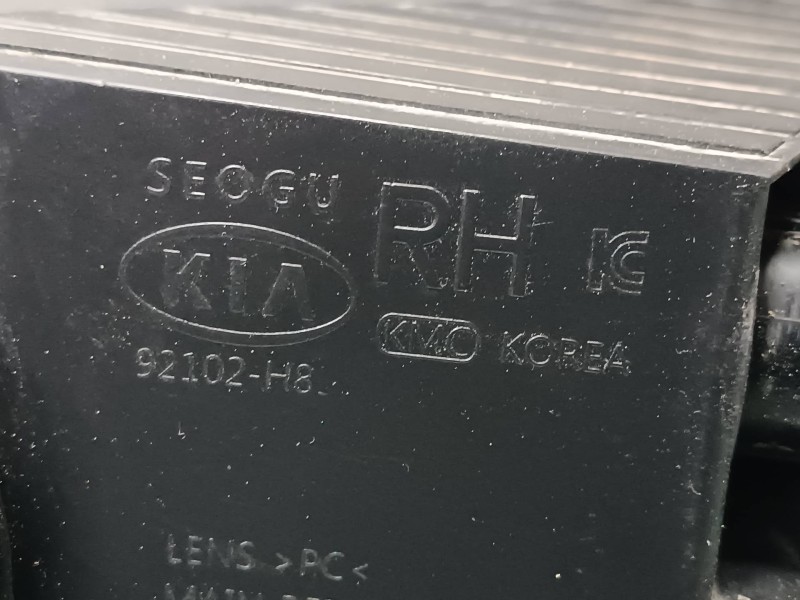 Recambio de faro derecho para kia stonic (ybcuv) referencia OEM IAM 92102H8  
