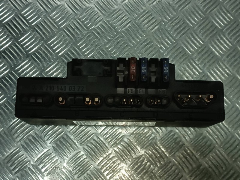 Recambio de caja reles / fusibles para mercedes-benz clase e (w210) berlina referencia OEM IAM A2105400372 05376000 463581