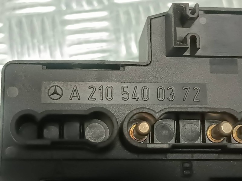 Recambio de caja reles / fusibles para mercedes-benz clase e (w210) berlina referencia OEM IAM A2105400372 05376000 463581