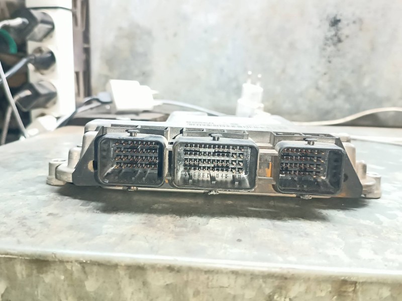 Recambio de centralita motor uce para renault megane ii berlina 5p referencia OEM IAM 8200527725 0281012589 BOSCH