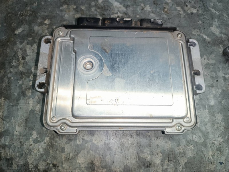 Recambio de centralita motor uce para renault megane ii berlina 5p referencia OEM IAM 8200527725 0281012589 BOSCH