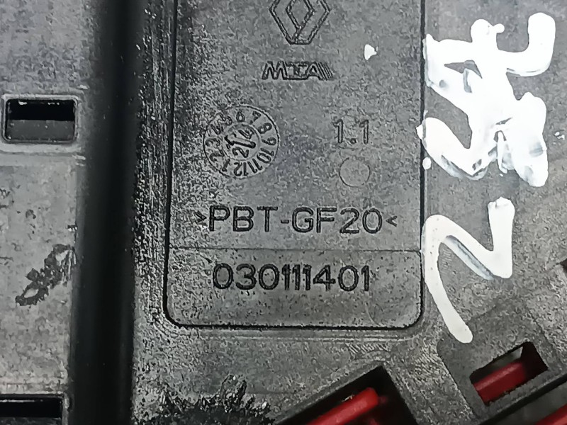 Recambio de caja reles / fusibles para dacia duster ii referencia OEM IAM 030111401  