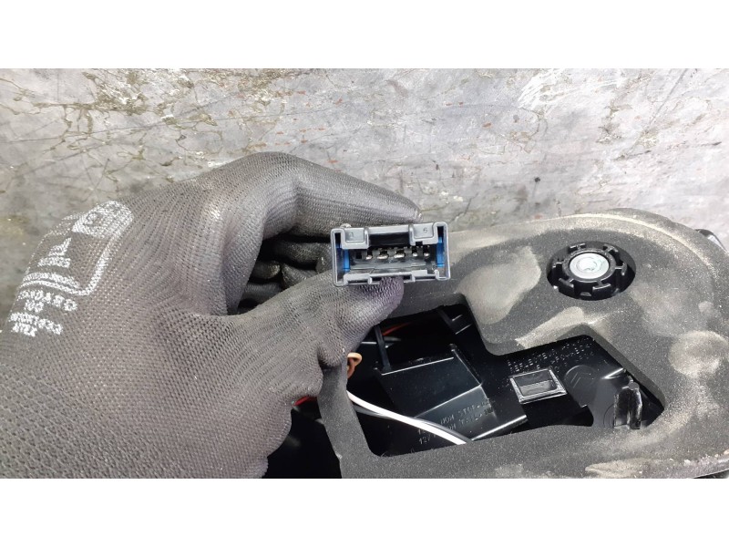 Recambio de piloto trasero derecho para citroen c4 berlina referencia OEM IAM 185745  