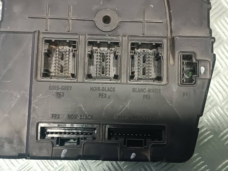 Recambio de caja reles / fusibles para renault megane ii berlina 5p referencia OEM IAM 8200306434 8200326031 SIEMENS