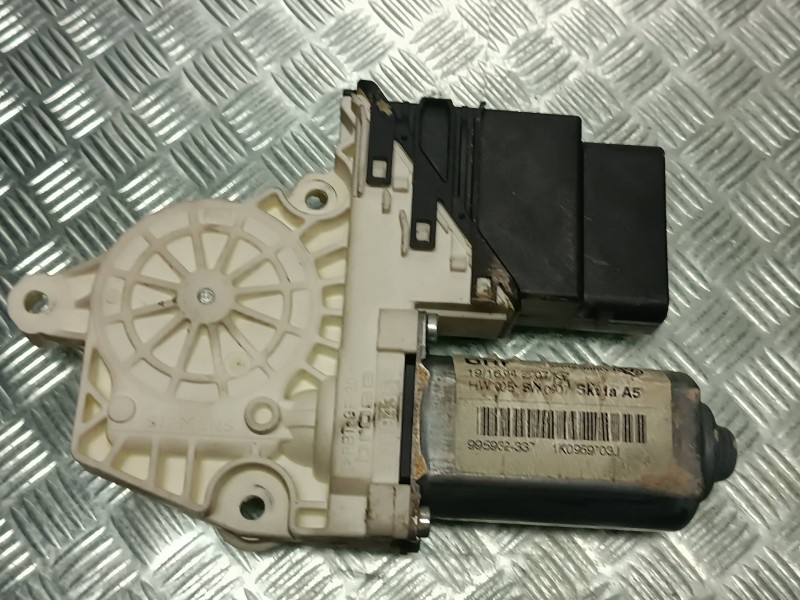 Recambio de motor elevalunas trasero izquierdo para skoda octavia berlina (1u2) referencia OEM IAM 1K0959703J 995932337 