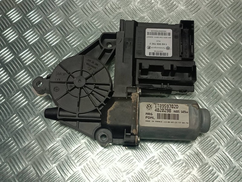 Recambio de motor elevalunas delantero derecho para skoda octavia berlina (1u2) referencia OEM IAM 1K0959792J 1T0959702D 402029B