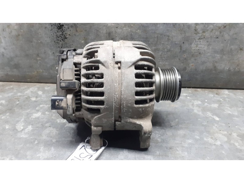 Recambio de alternador para volkswagen polo (9n1) referencia OEM IAM 028903028E BOSCH 120A