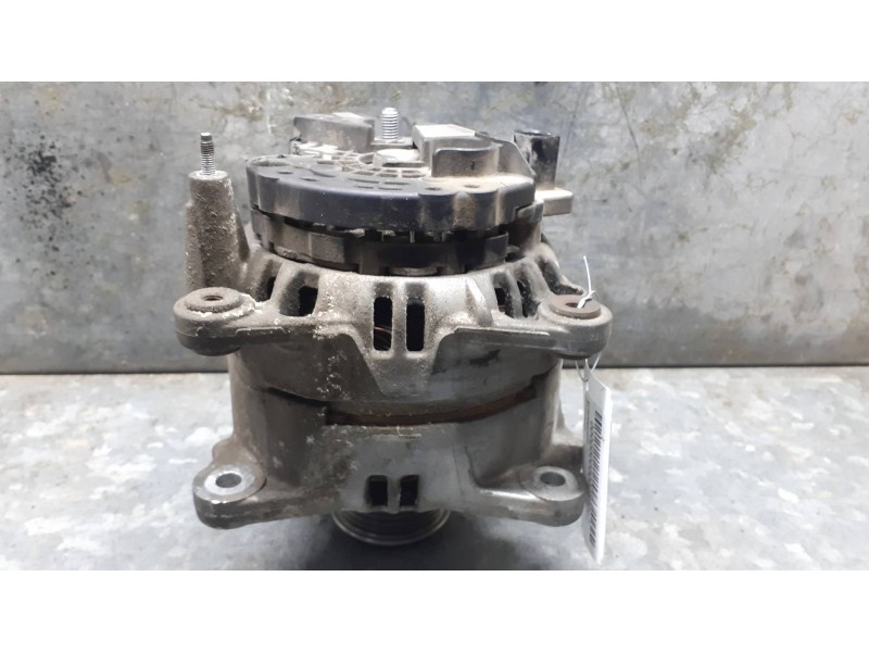Recambio de alternador para volkswagen polo (9n1) referencia OEM IAM 028903028E BOSCH 120A