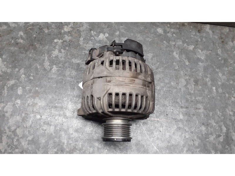 Recambio de alternador para volkswagen polo (9n1) referencia OEM IAM 028903028E BOSCH 120A