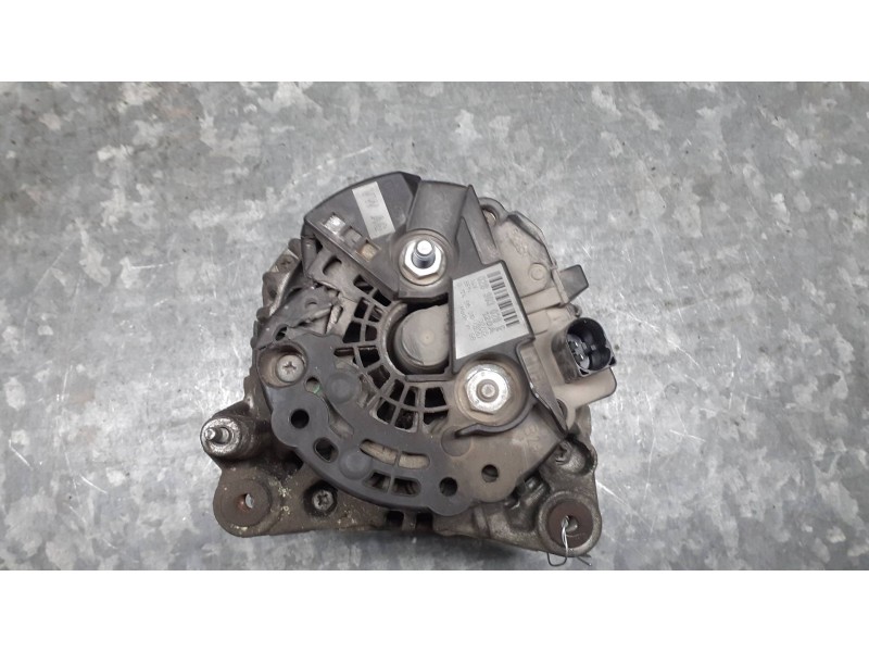 Recambio de alternador para volkswagen polo (9n1) referencia OEM IAM 028903028E BOSCH 120A