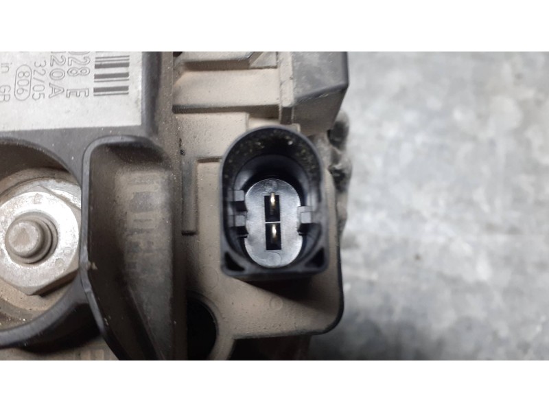 Recambio de alternador para volkswagen polo (9n1) referencia OEM IAM 028903028E BOSCH 120A