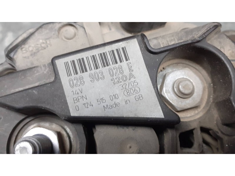 Recambio de alternador para volkswagen polo (9n1) referencia OEM IAM 028903028E BOSCH 120A