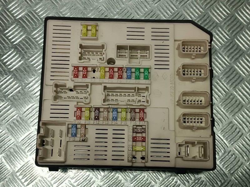 Recambio de caja reles / fusibles para renault megane iii coupe referencia OEM IAM 284B60008R USM BD95 8229302094