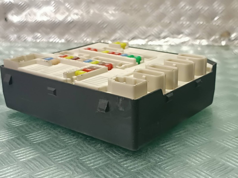 Recambio de caja reles / fusibles para renault megane iii coupe referencia OEM IAM 284B60008R USM BD95 8229302094