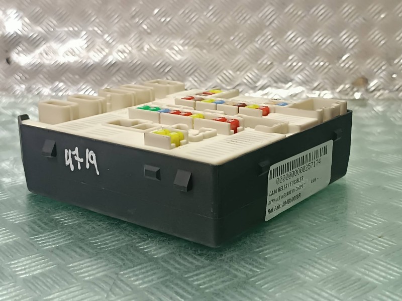 Recambio de caja reles / fusibles para renault megane iii coupe referencia OEM IAM 284B60008R USM BD95 8229302094