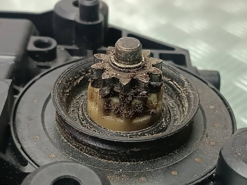 Recambio de motor elevalunas delantero izquierdo para renault megane iii coupe referencia OEM IAM 807310006R 0130822478 96843210