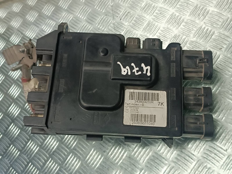 Recambio de caja reles / fusibles para renault megane iii coupe referencia OEM IAM 243800010R  