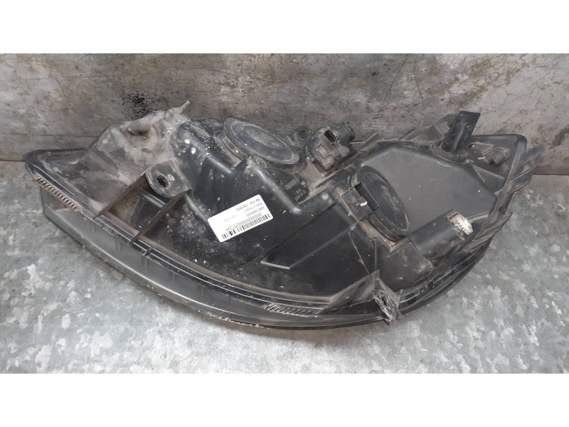 Recambio de faro derecho para renault scenic ii referencia OEM IAM 15810400R  