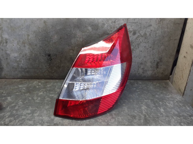 Recambio de piloto trasero derecho para renault scenic ii referencia OEM IAM 085511937RB  