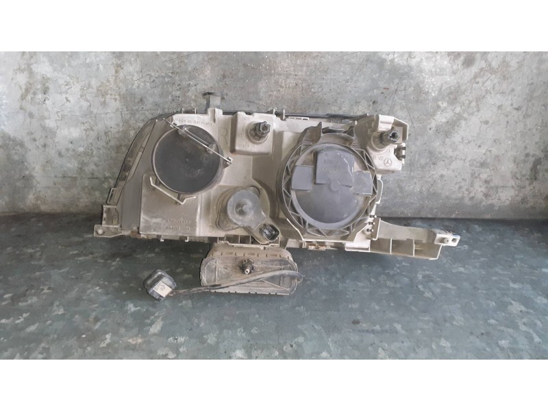 Recambio de faro derecho para mercedes-benz clase c (w202) berlina referencia OEM IAM A2028261280  