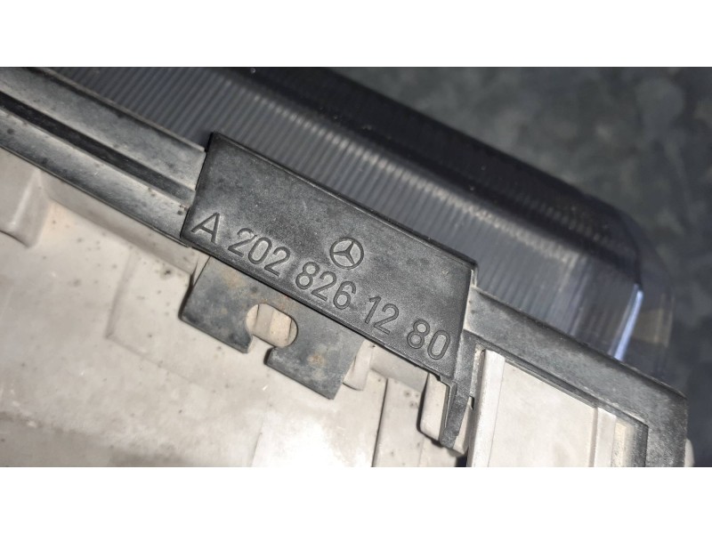 Recambio de faro derecho para mercedes-benz clase c (w202) berlina referencia OEM IAM A2028261280  