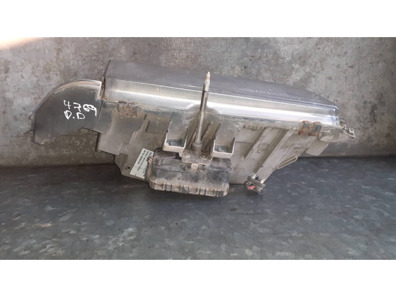Recambio de faro derecho para mercedes-benz clase c (w202) berlina referencia OEM IAM A2028261280  