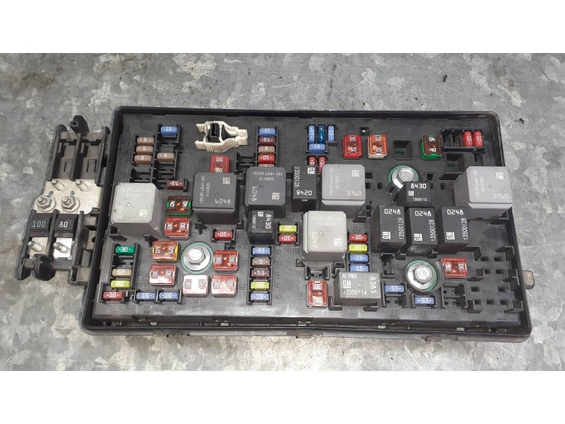 Recambio de caja reles / fusibles para opel insignia berlina referencia OEM IAM 1334347901 529050199 GM