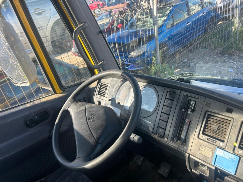 nissan atleon del año 2001