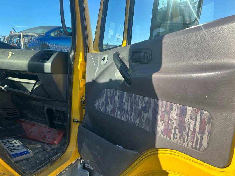 nissan atleon del año 2001