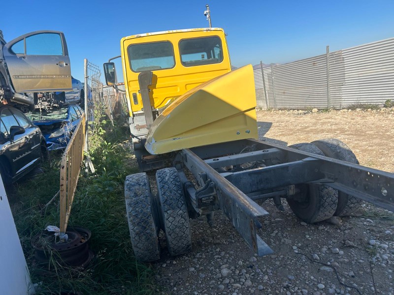 nissan atleon del año 2001