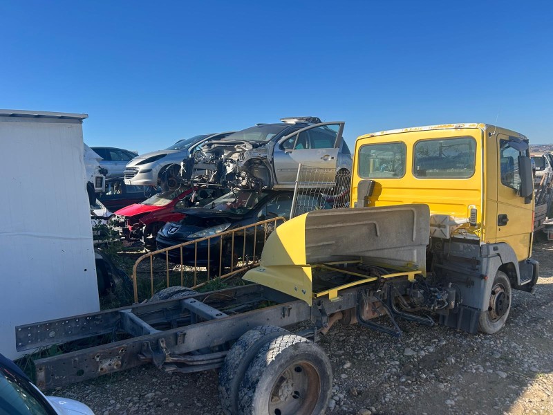 nissan atleon del año 2001