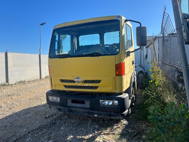 nissan atleon del año 2001