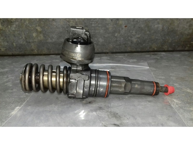 Recambio de inyector para volkswagen passat berlina (3b3) referencia OEM IAM 038130073AJ 0414720037 BOSCH