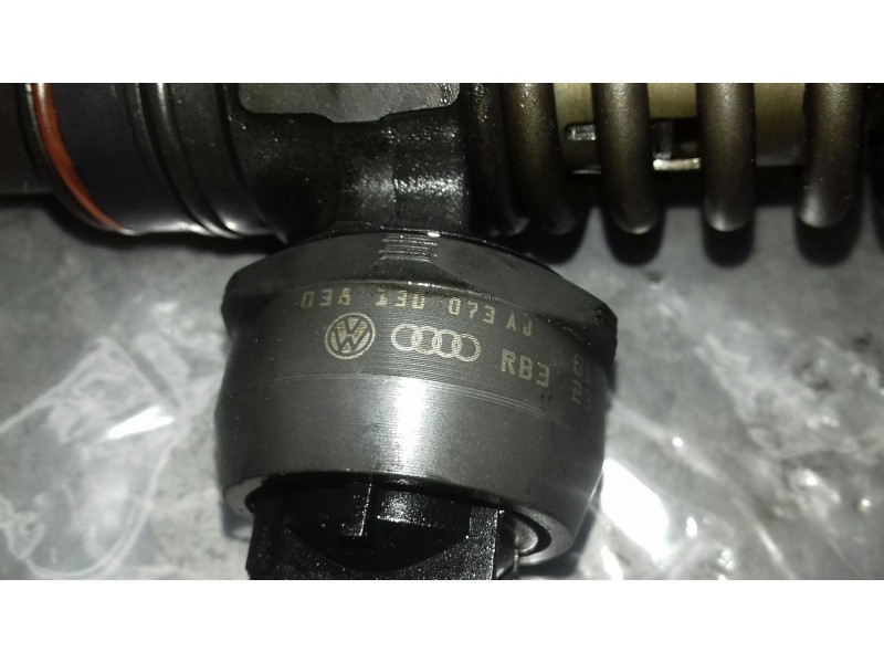 Recambio de inyector para volkswagen passat berlina (3b3) referencia OEM IAM 038130073AJ 0414720037 BOSCH