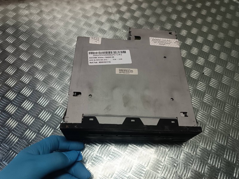 Recambio de sistema audio / radio cd para audi a6 berlina (4f2) referencia OEM IAM 4E0910111C 4E0035111043 4E0035111