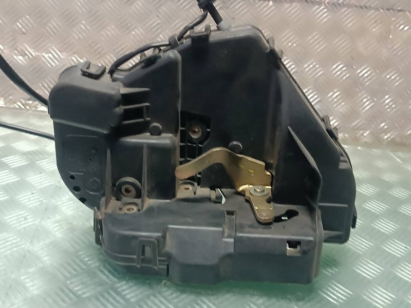 Recambio de cerradura puerta trasera izquierda para mercedes-benz clase e (w211) berlina referencia OEM IAM 2M7300535  