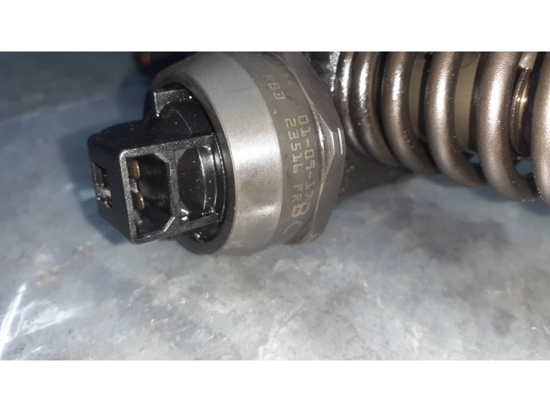 Recambio de inyector para volkswagen passat berlina (3b3) referencia OEM IAM 038130073AJ 0414720037 BOSCH
