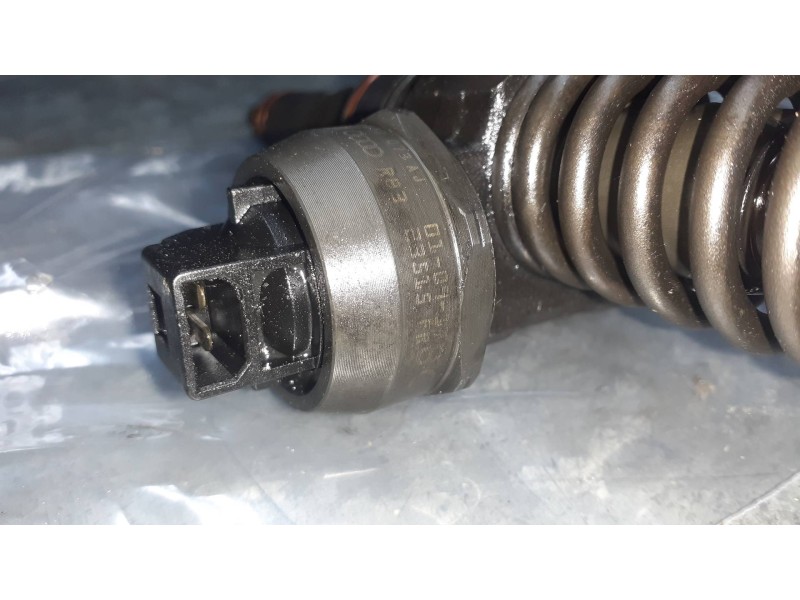 Recambio de inyector para volkswagen passat berlina (3b3) referencia OEM IAM 038130073AJ 0414720037 BOSCH