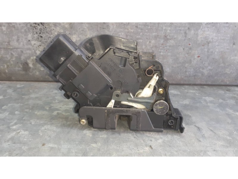 Recambio de cerradura puerta delantera derecha para ford focus berlina (cap) referencia OEM IAM 3M5AR21812AJ 240000108 6 PINES