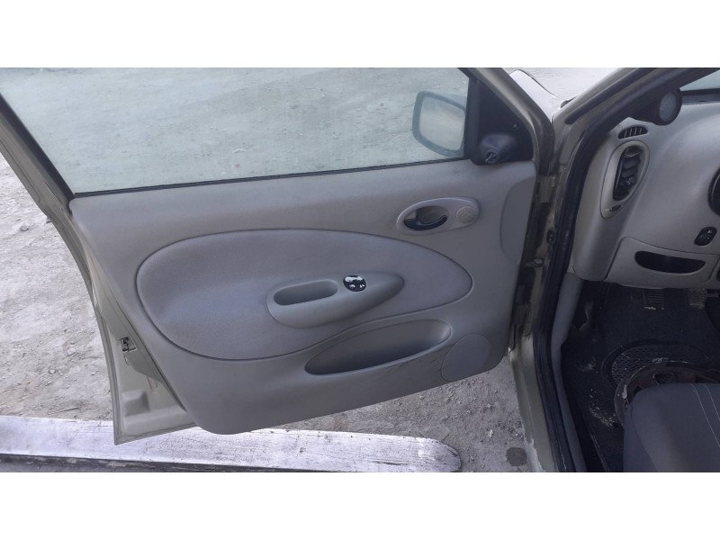 ford fiesta berlina del año 1999