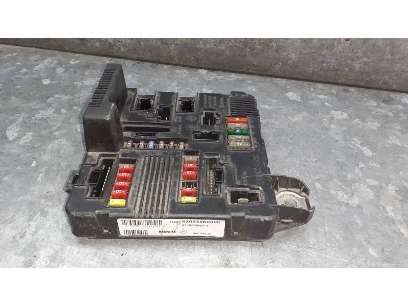 Recambio de caja reles / fusibles para renault scenic ii referencia OEM IAM 8200306032C S118399200F SIEMENS